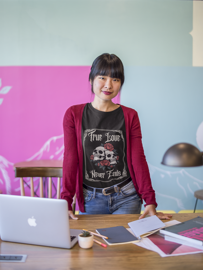 Skull Love Graphic Tee, Unique Unisex T-Shirt for Gothic Style, Perfect for Halloween, Alternative Fashion, Anniversary Gift, True [...]